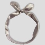 Jedwabna-opaska-do-włosów-wiązana-jasno-szara-SENSILK-01