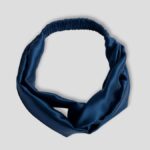 Jedwabna-opaska-do-włosów-z-ozdobnym-splotem-granatowa-SENSILK-01