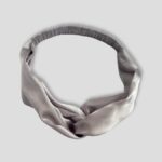 Jedwabna-opaska-do-wlosow-z-ozdobnym-splotem-jasny-szary-SENSILK-01