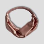 Jedwabna-opaska-do-wlosow-z-ozdobnym-splotem-pudrowy-roz-SENSILK-01