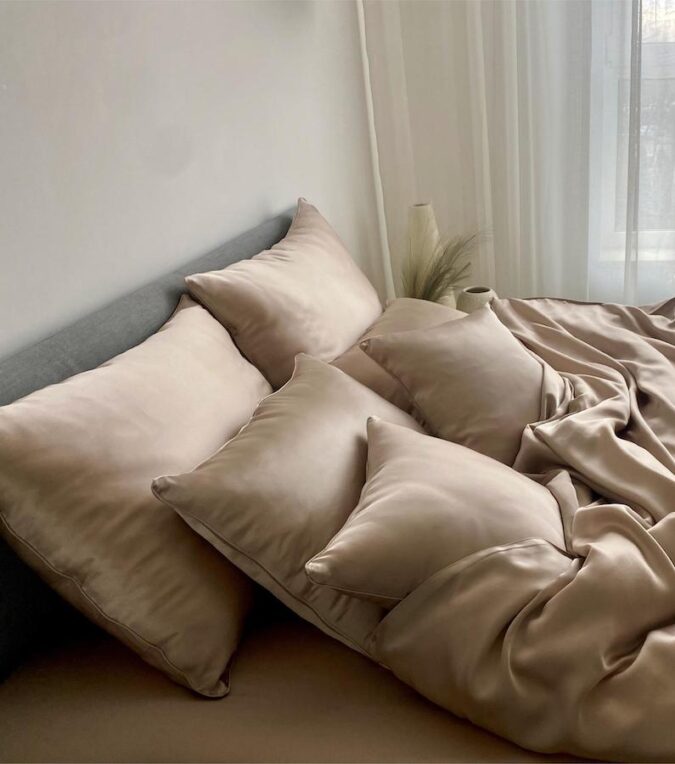 jedwabna-poszewka-na-poduszke-jasny-beż-SENSILK-02