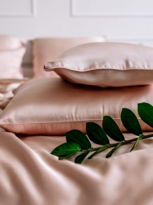 jedwabna-poszewka-na-poduszke-pudrowy-roz-SENSILK-02