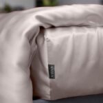 edwabne-prześcieradło-z-gumką-jasnoszare-SENSILK-01