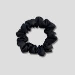 Jedwabna-mini-scrunchie-do-włosów-czarna-SENSILK-01