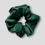 Jedwabna-scrunchie-do-wlosow-butelkowa-zielen-SENSILK-01