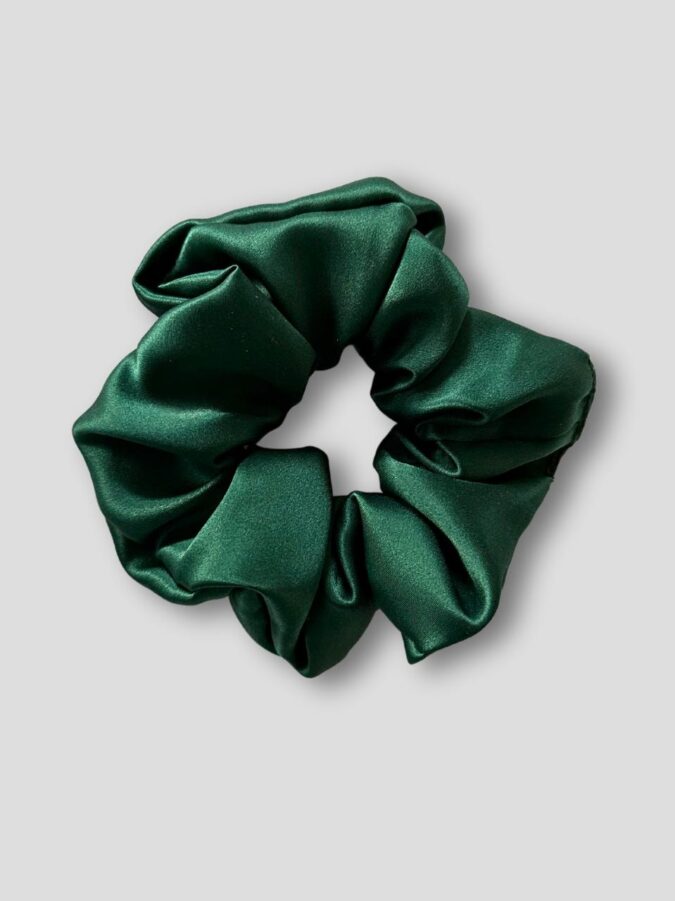 Jedwabna-scrunchie-do-wlosow-butelkowa-zielen-SENSILK-01