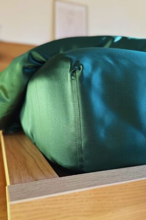 jedwabne-przescieradlo-z-gumka-butelkowa-zielen-SENSILK-02