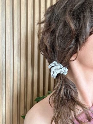 Jedwabna-gumka-do-wlosow-mini-jasny-szary-SENSILK-02