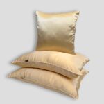 jedwabna-poszewka-na-poduszke-jasne-zloto-SENSILK-01