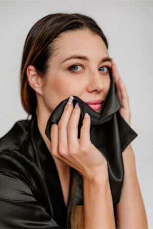 Jedwabny-recznik-do-twarzy-Czarny-SENSILK-00