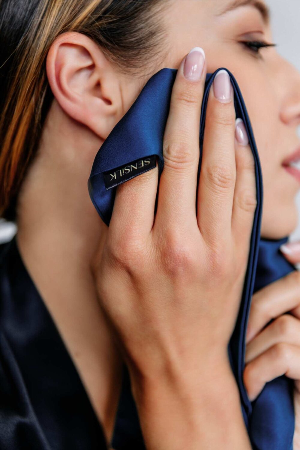 Jedwabny-recznik-do-twarzy-Granatowy-SENSILK-0