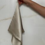 Jedwabny-ręcznik-do-twarzy-Jasny-Beż-SENSILK-01