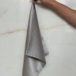 Jedwabny-ręcznik-do-twarzy-Jasny-Szary-SENSILK-01