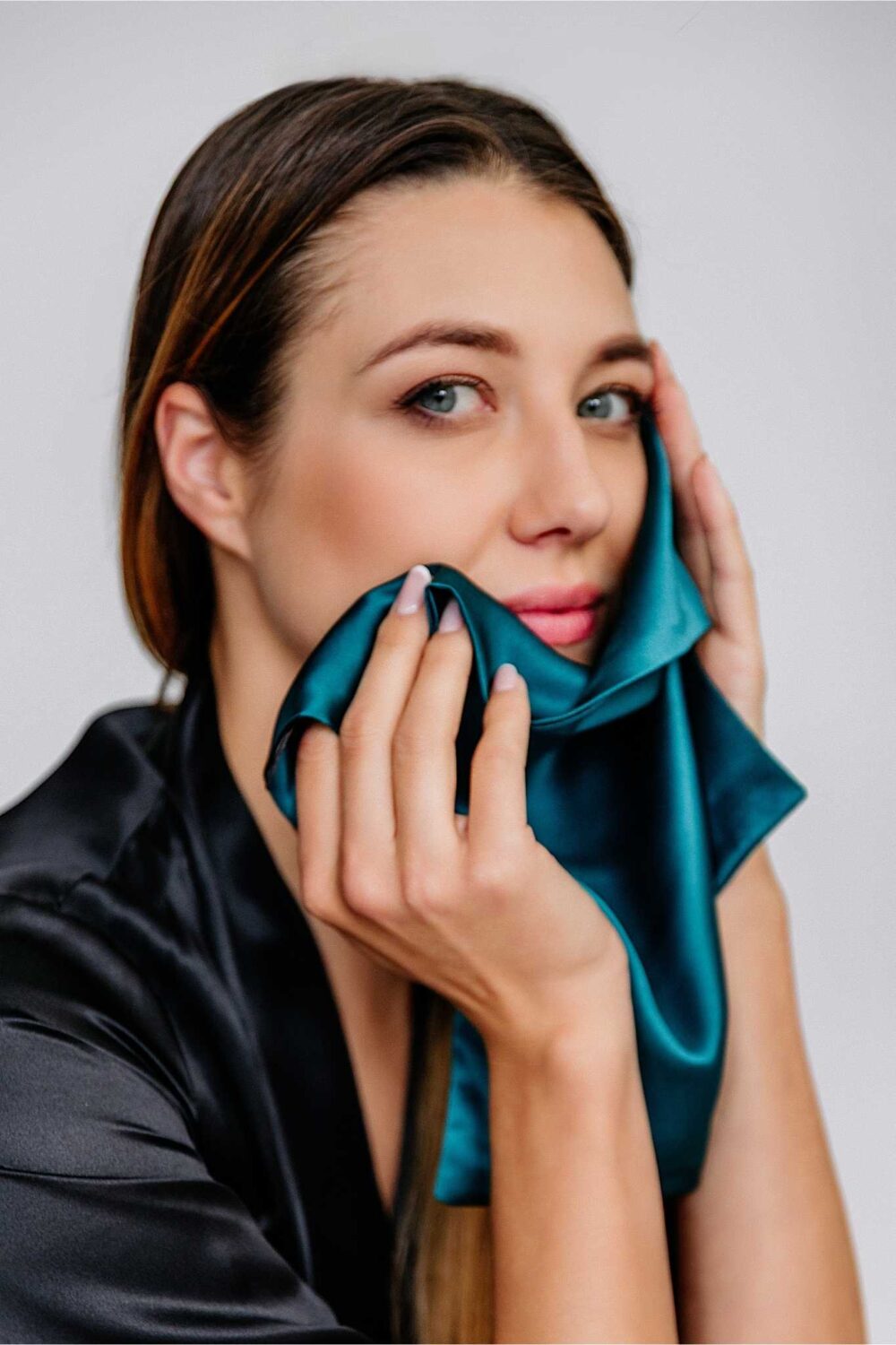 Jedwabny-recznik-do-twarzy-Morski-Turkus-SENSILK-05