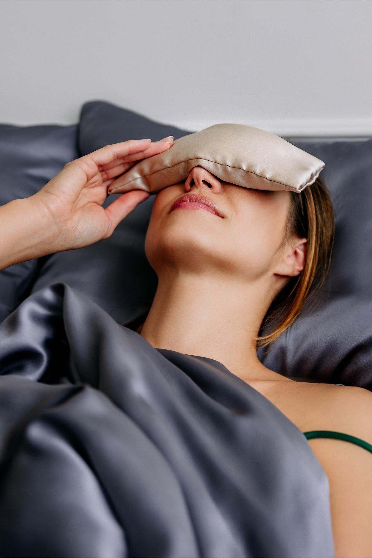 Jedwabny-woreczek-relaksacyjny-Jasny-Beż-SENSILK-01 Jedwabny-woreczek-relaksacyjny-Jasny-Beż-SENSILK-01