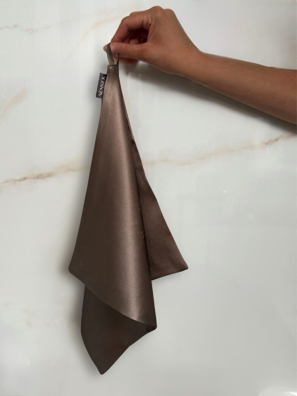 Jedwabny-ręcznik-do-twarzy-Taupe-SENSILK-02