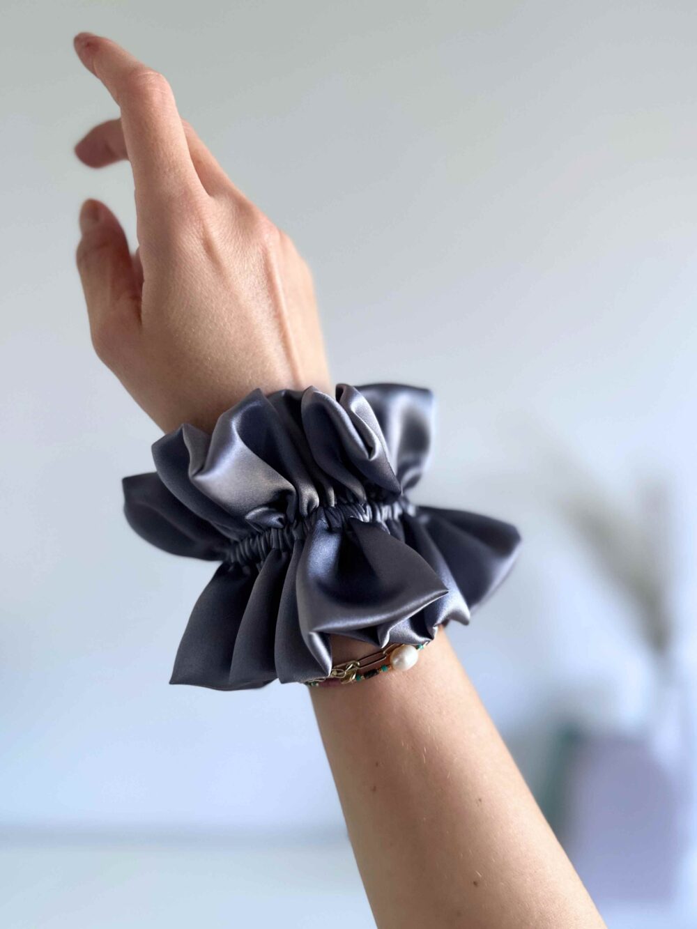Jedwabna-scrunchie-falbana-maxi-ciemny-szary-SENSILK-01