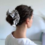 Jedwabna-scrunchie-falbana-maxi-jasny-szary-SENSILK-01
