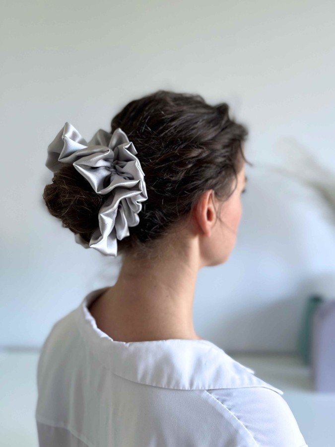 Jedwabna-scrunchie-falbana-maxi-jasny-szary-SENSILK-01