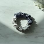 Jedwabna-mini-scrunchie-duo-jasnyszary-ciemnyszary-SENSILK-01